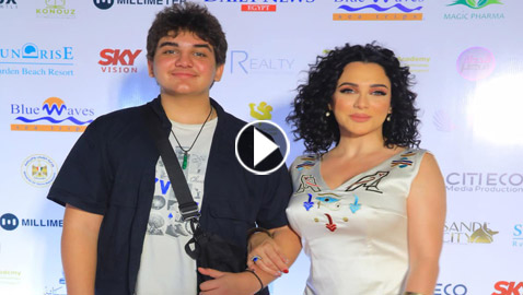 سلاف فواخرجي تتألق بإطلالة فرعونية مثيرة، وابنها الشاب يخطف الأنظار