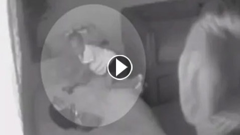 فيديو صادم للحظات رعب قاتلة.. طفلة (3 سنوات) تطلق النار على نفسها!