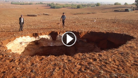 حفرة ضخمة غامضة بعمق 60 مترا تظهر فجأة في المغرب وتثير الرعب