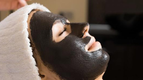 فوائد العسل الأسود للبشرة تبدأ بالترطيب ولا تنتهي بمحاربة التجاعيد