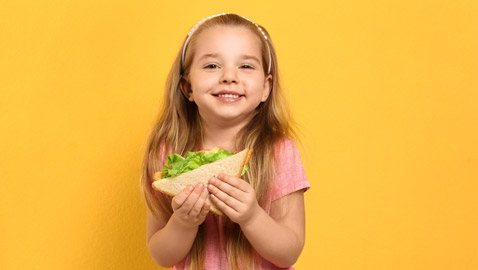 حفزي صغارك على تناول الطعام الصحي.. بطرق محببة