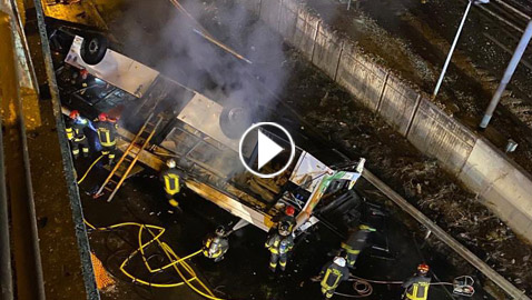 فيديو مروع من إيطاليا.. سقوط حافلة من أعلى جسر يخلف 20 ضحية