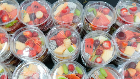 بينها الفاكهة والخضار المقطعة مسبقاً.. 4 أطعمة احذرها