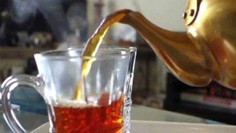 هل إعادة تسخين كوب الشاي يجعله ساما؟