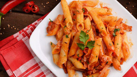 طريقة عمل المكرونة بالصلصة الحمراء والكريمة