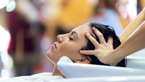 للحصول على شعر صحي.. عليك تدليك فروة رأسك بانتظام