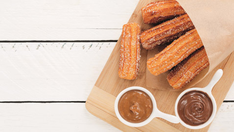 اليكم طريقة تحضير حلوى التشورو الإسبانية الشهيه