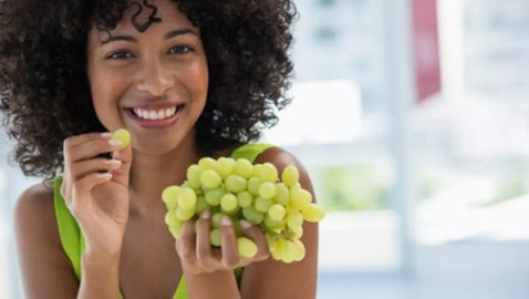 تناول العنب يوميًا قد يُحسن البصر في سن الشيخوخة