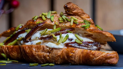 إليكم وصفة كرواسان محشي بالتمر والقشطة