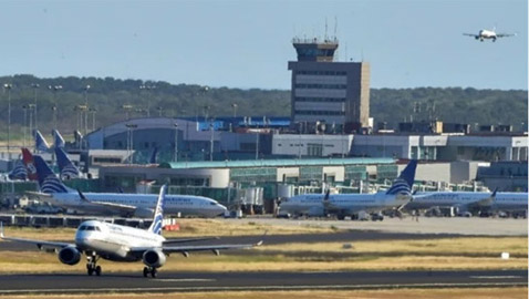 طائرة متوجهة إلى أمريكا تعود أدراجها بسبب حفّاظ!