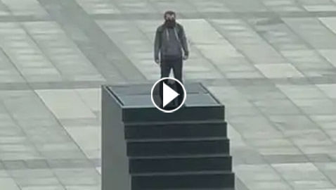 فيديو لا يصدق من بولندا.. وقف بوجه الأمن مهددا بتفجير نفسه!