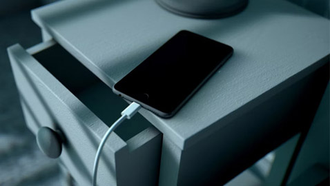 هذا ما يحدث إذا قمت بشحن هاتفك طوال الليل..!