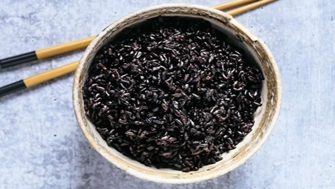 خال من الغلوتين وغني بمضادات الأكسدة.. فوائد تناول الأرز الأسود
