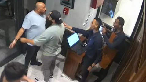 فيديو.. مجدي الهواري طليق غادة عادل يعتدي على عمال مطعم بالضرب