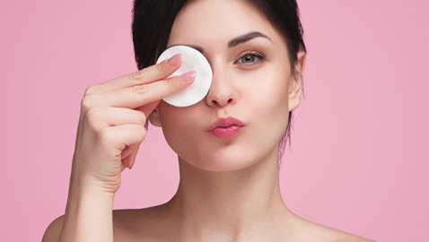 لا مزيل مكياج بمتناول يدك؟.. جربي هذه البدائل