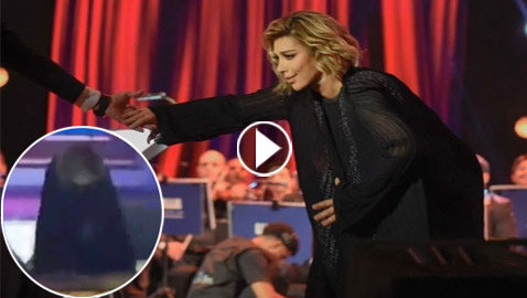 فيديو وصور أصالة تسقط على المسرح بسبب أحد معجبيها في حفلها بالرياض