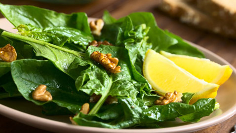 إليكم وصفة سلطة السبانخ بالليمون الصحية للوقاية من سرطان الثدي