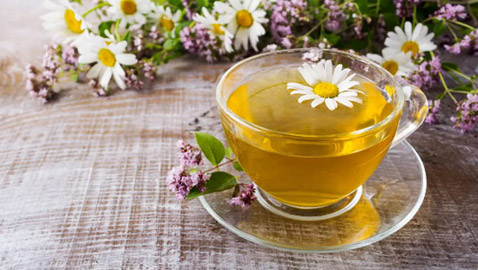 4 فوائد ذهبية لشاي البابونج.. لكن احذر من آثاره الجانبية!