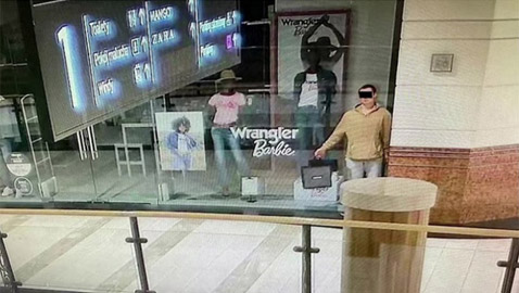 اعتقال لص تنكر بهيئة تمثال ليسرق المجوهرات