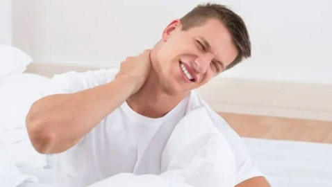 هل النوم بدون وسادة أفضل لصحتك وجودة نومك؟