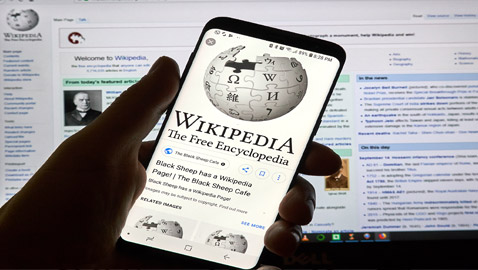 كيف يحسن الذكاء الاصطناعي موثوقية ويكيبيديا؟