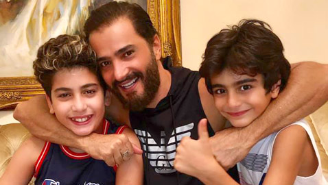 صور ابناء نادين الراسي من طليقها جيسكار أبي نادر تفاجئ الجمهور: أصبحا شابين