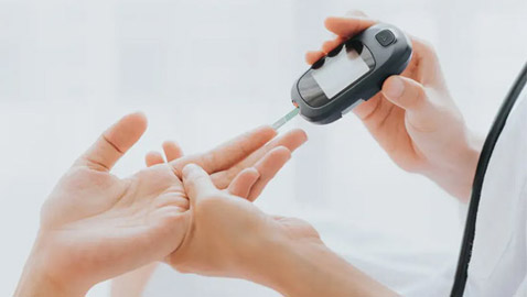 10 أطعمة وخيارات غذائية لا ترفع مستويات السكر في الدم!