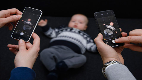 صور خاصة لأطفالكم.. هل من السليم نشرها على الإنترنت؟