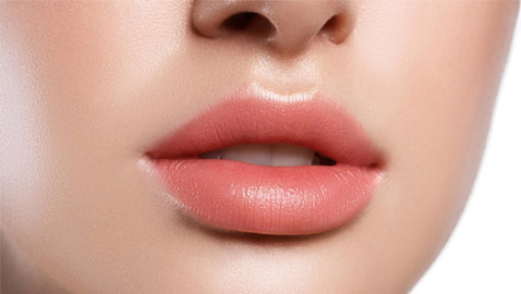 كيف تحصلين على شفاه أكثر امتلاء وجاذبية؟