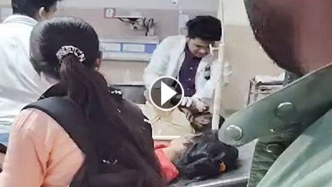 طبيب هندي يضرب ويشتم مريضا ويصفعه مرارا وتكرارا.. والسبب صادم!