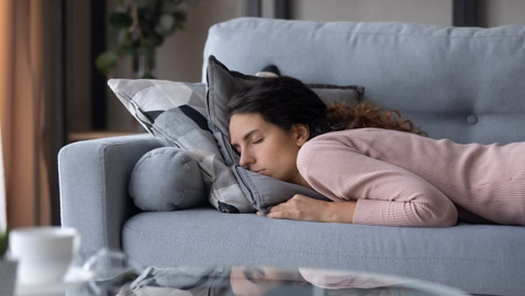 النوم على الوجه.. أسرع طريقة لظهور التجاعيد!