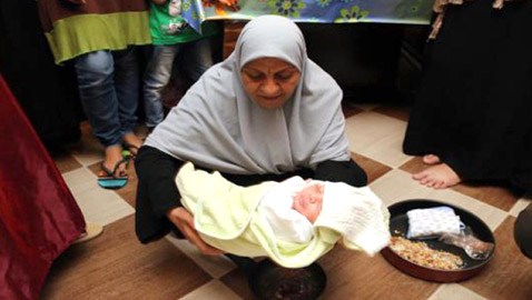 لكل شعب عادات لاستقبال المولود الجديد.. اليكم اغربها