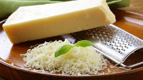 جبنة البارميزان تمنحك بطناً مسطحاً.. ما صحة ذلك؟