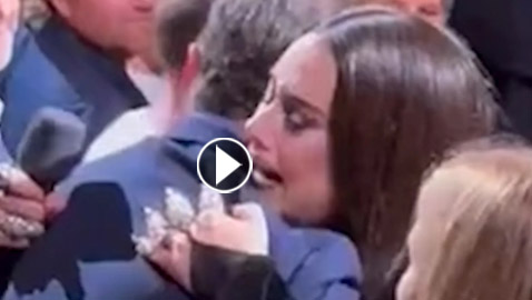 موقف مؤثر للنجمة العالمية أديل على المسرح.. فيديو وصور