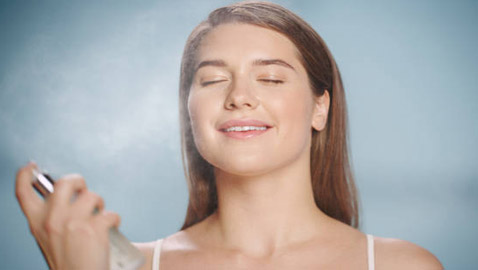 إليكم 10 وسائل للاستفادة من رذاذ المياه الحرارية للبشرة هذا الخريف