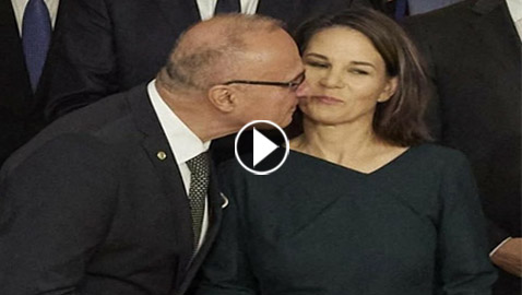 فيديو: فضيحة أمام حشد من الوزراء بمحاولة وزير تقبيل نظيرته الألمانية