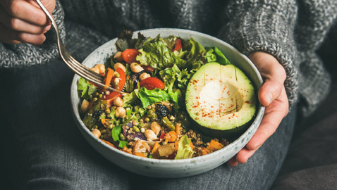 مع التقدم في العمر.. فوائد ذهبية للنظام الغذائي النباتي