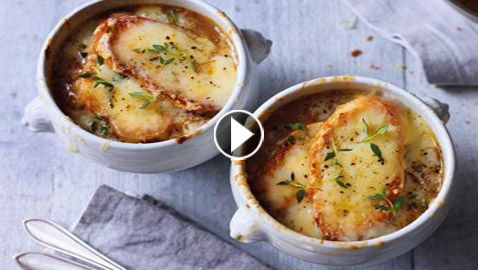 إليكم وصفة شوربة البصل مع الخبز والجبنة.. طبق فرنسي لذيذ (فيديو)