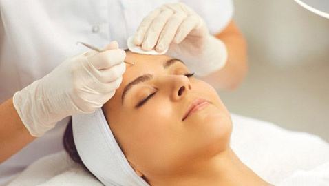 طرق للتخلص من انسداد مسام الوجه.. جربيها