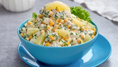 إليكم وصفة سلطة الأناناس بالدجاج والذرة.. مميزة ولذيذة