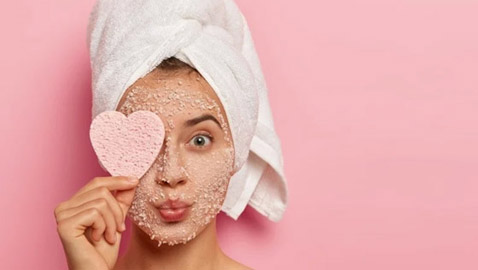 كم مرة يجب عليك تقشير بشرة وجهك بحسب نوعها ولماذا؟ 