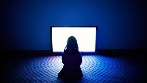 توصية صادمة.. لا للتعرض للشاشات في هذا العمر