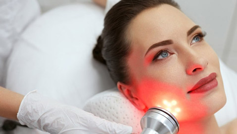 العلاج بالضوء.. إجراء صحي قديم يجتاح عالم التجميل