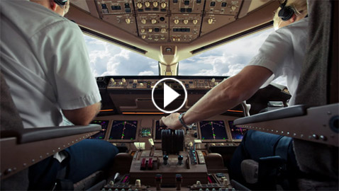 بعد مرور عام، شركة طيران تكشف مساعد طيار هدد بقتل قائد الطائرة بمسدسه أثناء الرحلة!