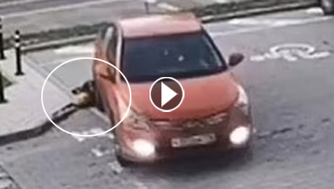 بالفيديو.. أم تدهس طفلها ذا الخمسة أعوام وتقفز مرعوبة من السيارة!