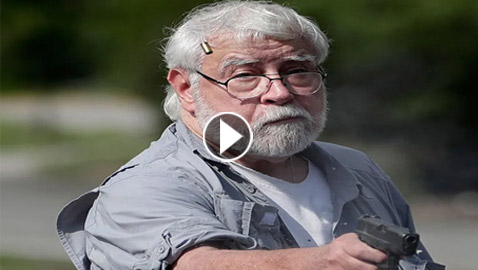 سدا طريقه.. أستاذ جامعي أمريكي يقتل ناشطين بيئة أمام المارة! فيديو