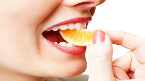 10 أطعمة ومشروبات خارقة مفيدة لصحة الأسنان