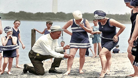 صور مايوهات عام 1900 تشبه البوركيني وشرطي الشاطئ يقيس طولها!