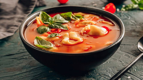 إليكم طريقة تحضير شوربة تروتليني بالطماطم والريحان الطيبة