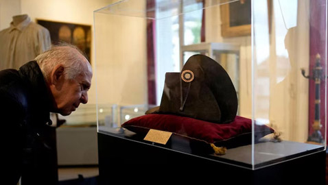 شفرة حلاقة وفرشاة أسنان وقبعة نابليون الشهيرة في مزاد